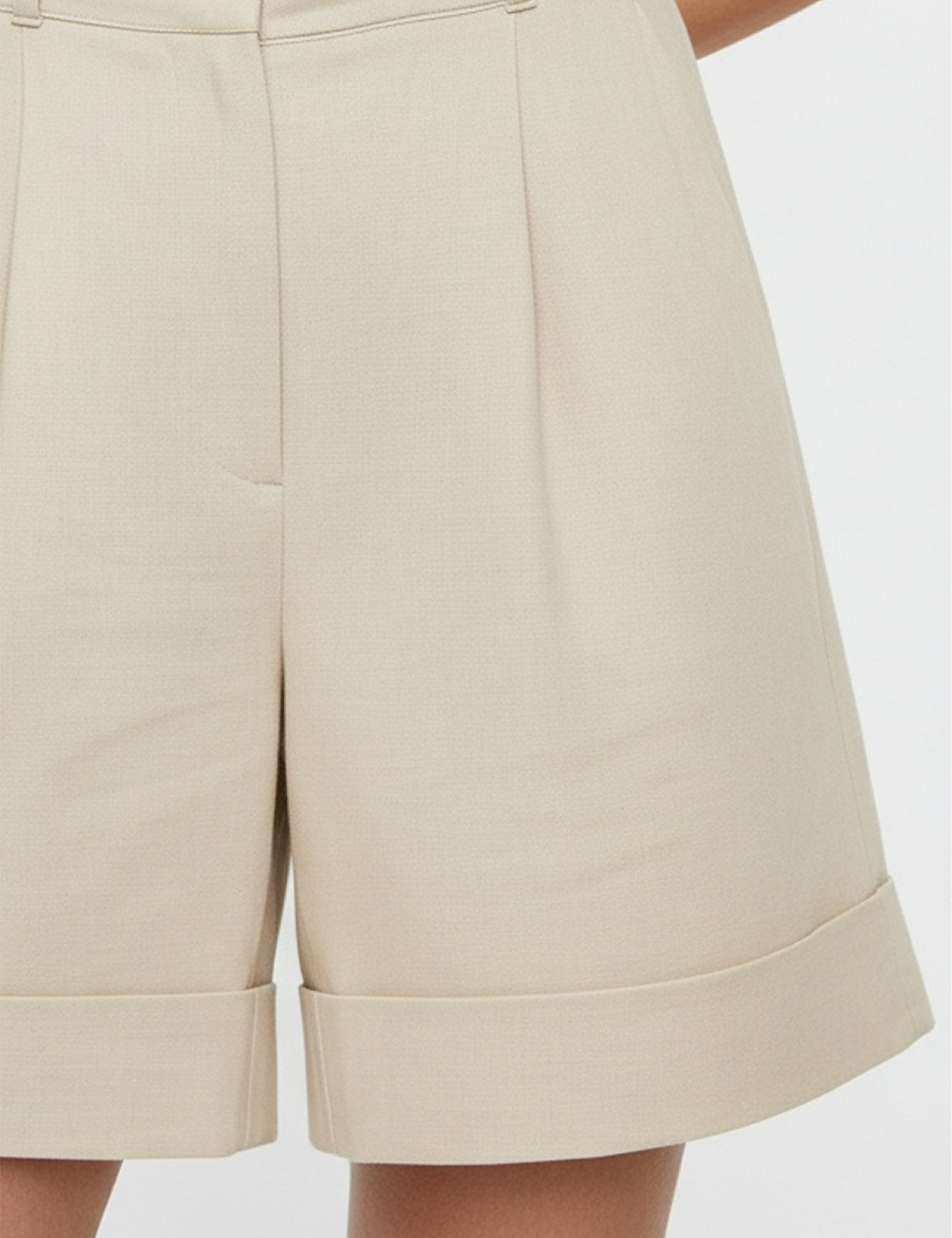 Belted short in beige